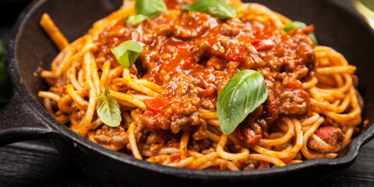 Merging pasta and sauce: Tips for perfect Spaghetti Bolognese Recipes Spaghettti Bolognese